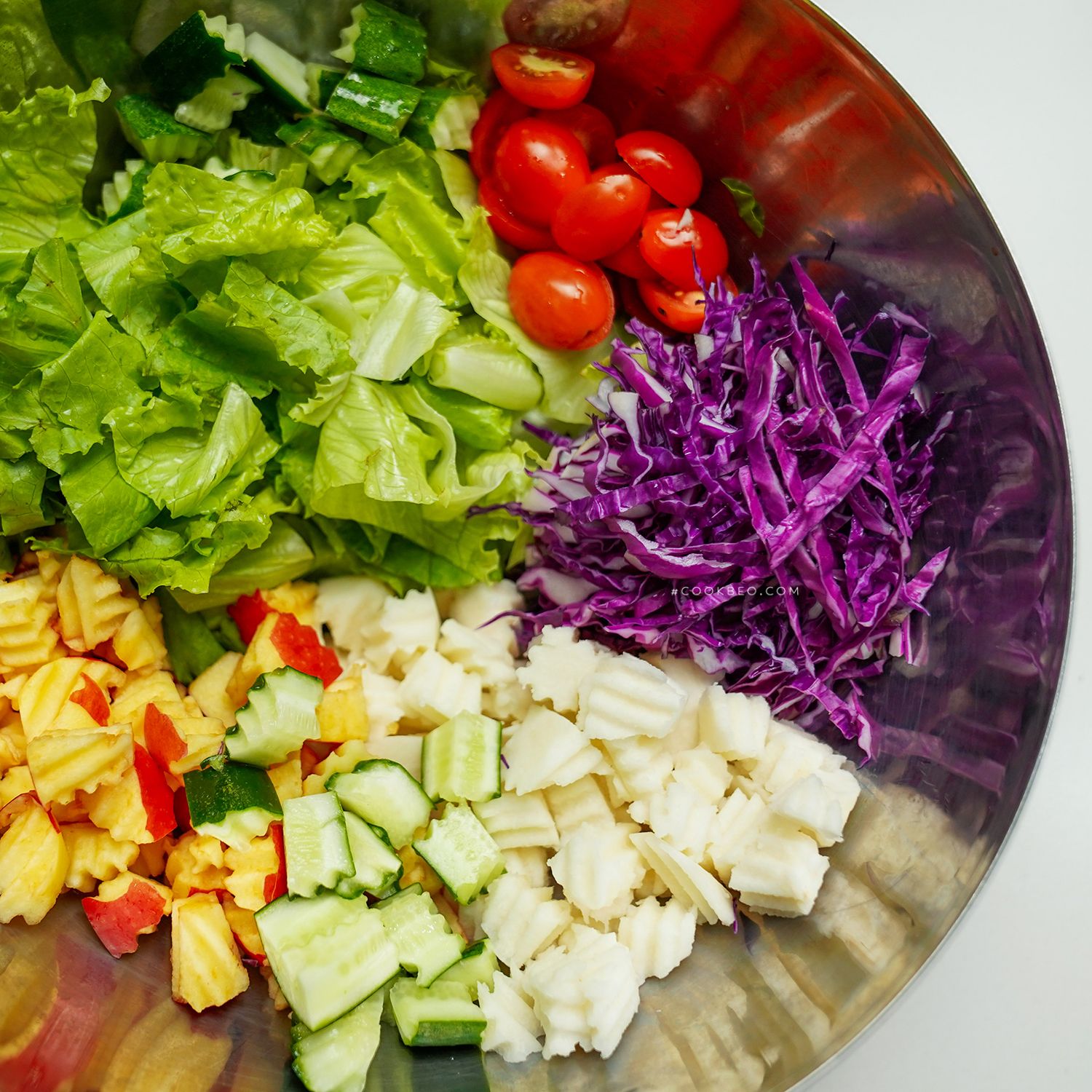 Cách cắt và chuẩn bị nguyên liệu cho món salad trộn rau củ quả như thế nào để đảm bảo thẩm mỹ và an toàn thực phẩm?
