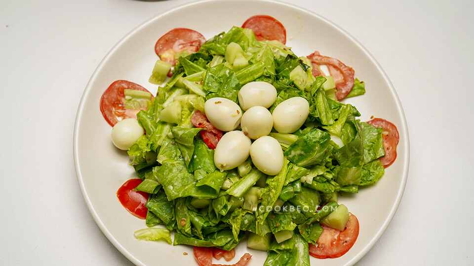 đĩa salad dưa chuột và trứng cút