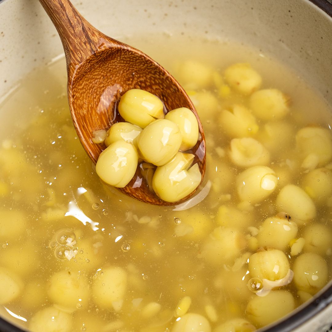 Cách nấu chè hạt sen tươi với bột sắn dây và đậu xanh