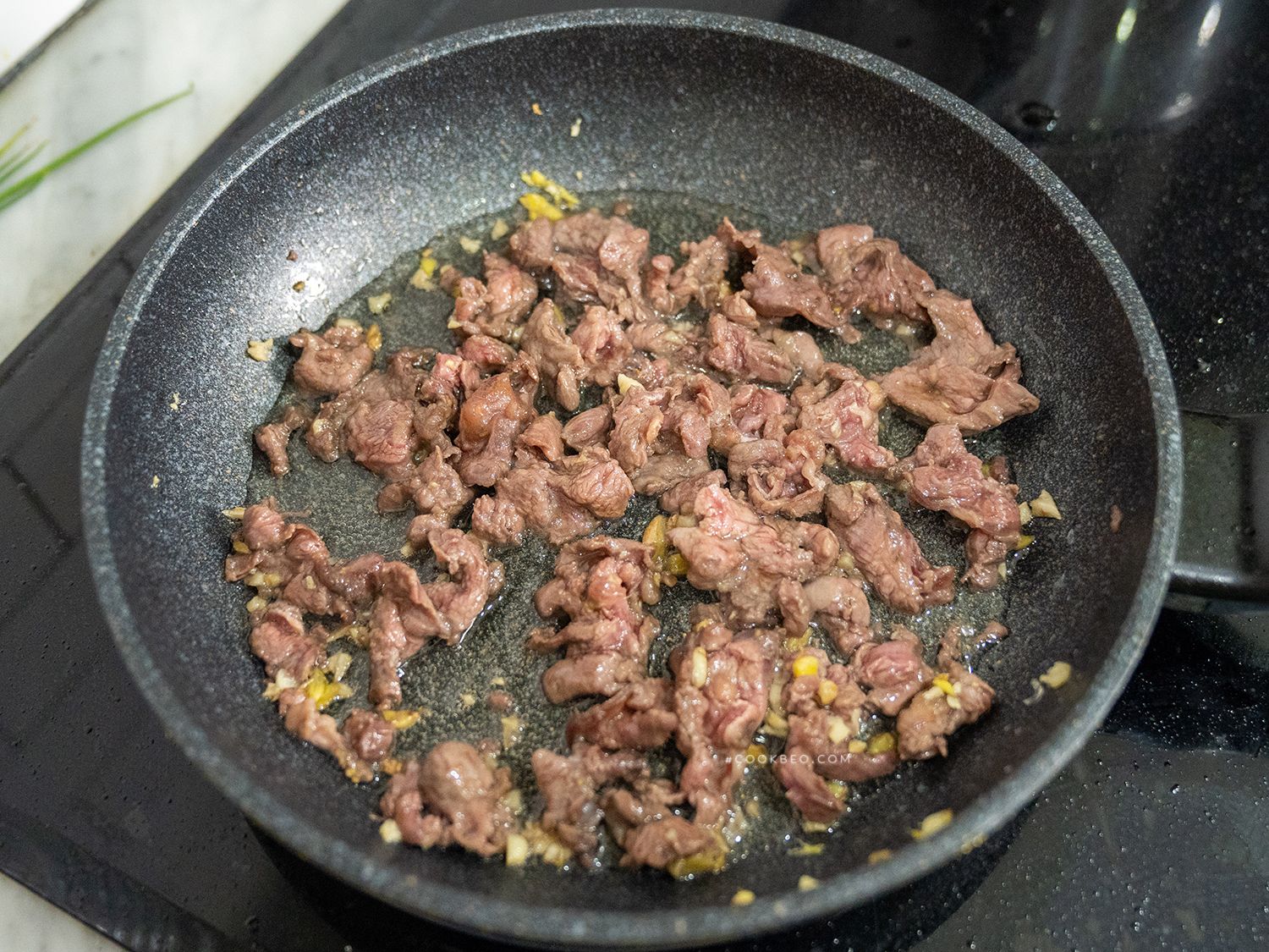 xào thịt bò trong chảo