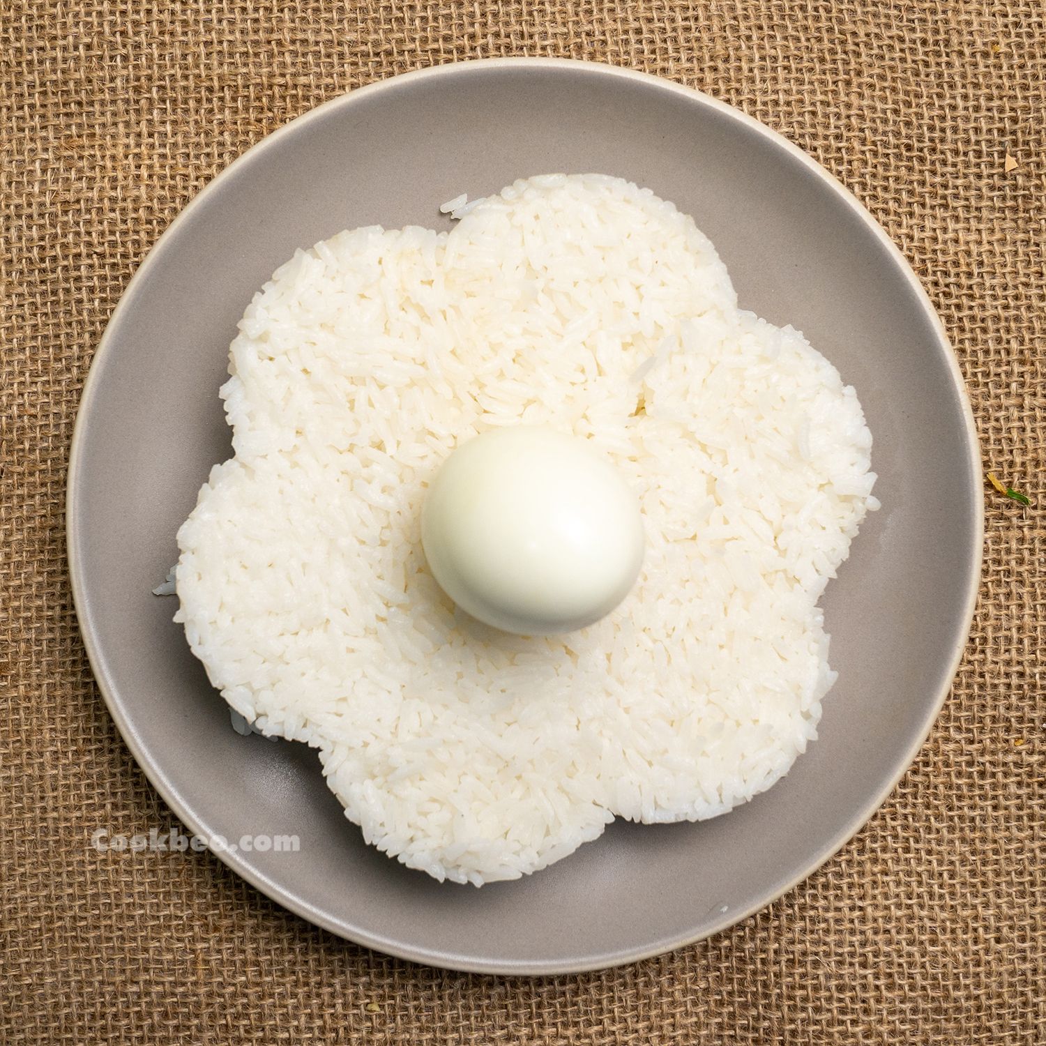 đĩa cơm trắng và trứng gà luộc