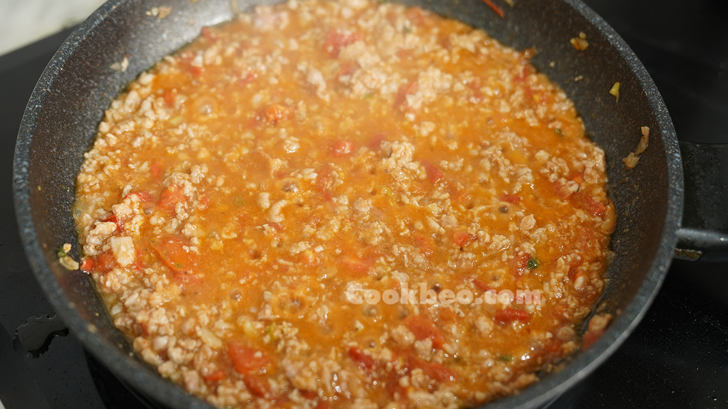 sốt cà chua với thịt băm trong chảo