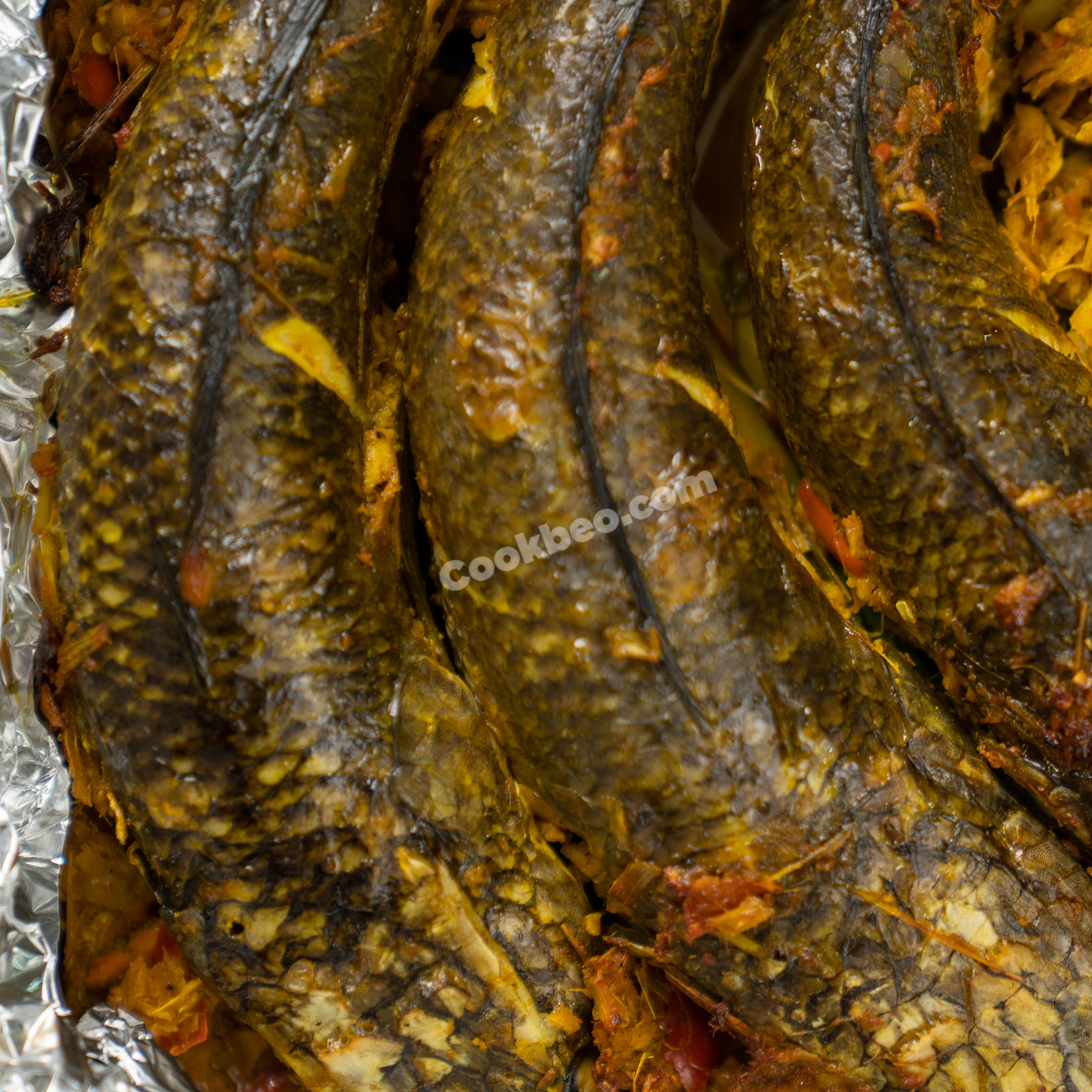 Có thể dùng loại gia vị nào để ướp cá lóc nướng trong nồi chiên không dầu?
