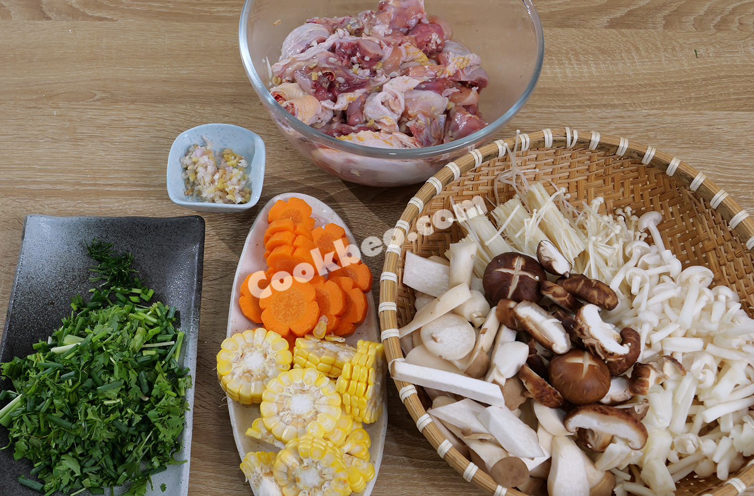 sơ chế các nguyên liệu để nấu canh gà nấm