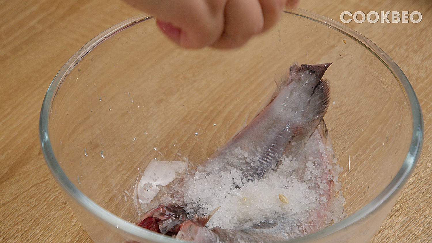 sơ chế cá trê với giấm và chanh