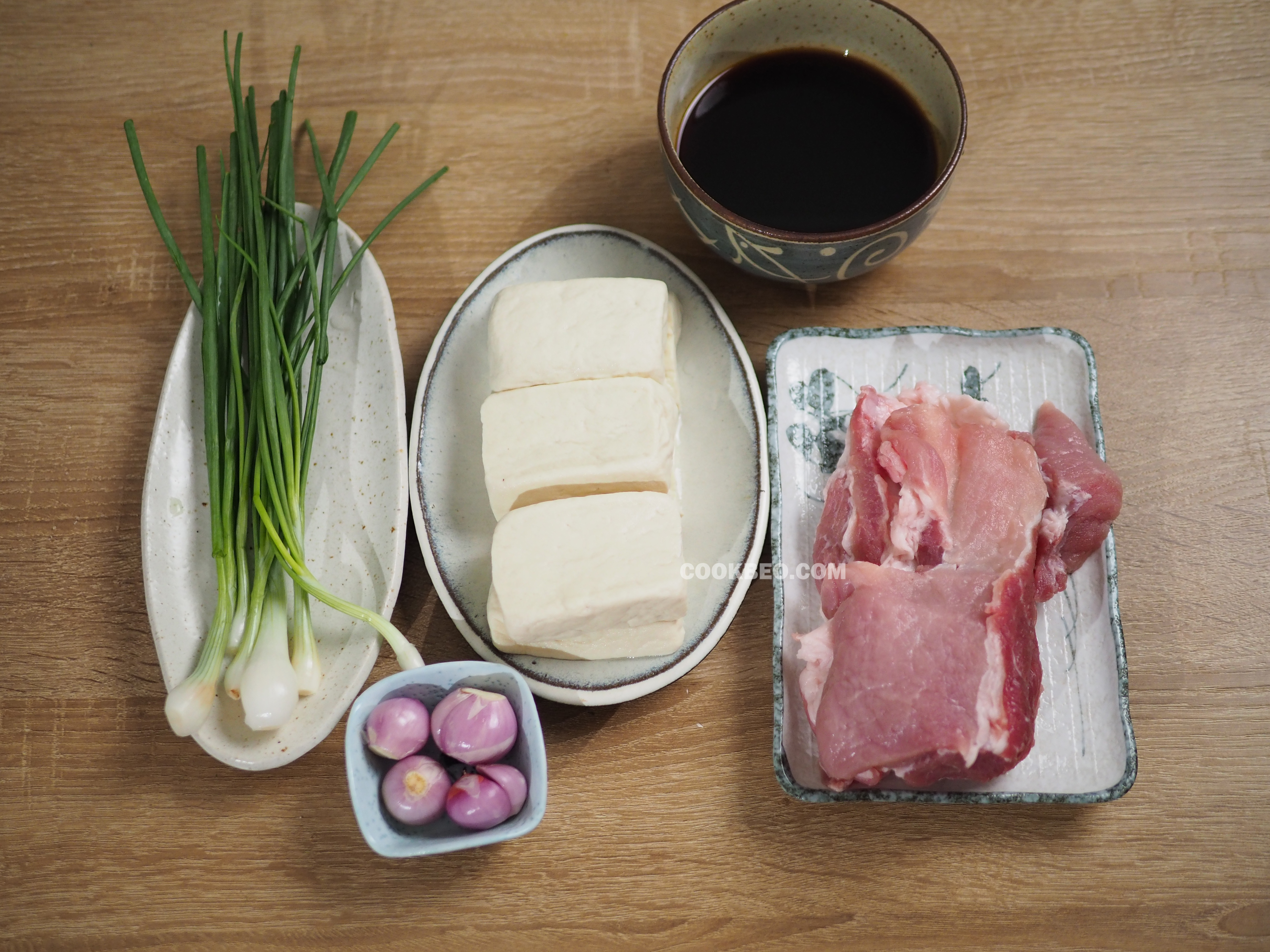 Nguyên liệu món thịt rang đậu phụ gồm có thịt lợn, đậu phụ, hành khô, hành lá, gia vị, nước màu đường