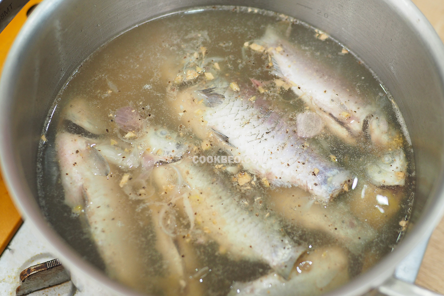 Nấu canh cá diếc rau răm