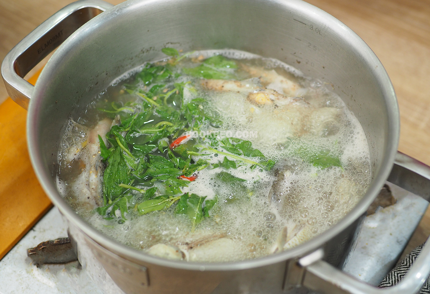 nấu canh cá diếc rau răm