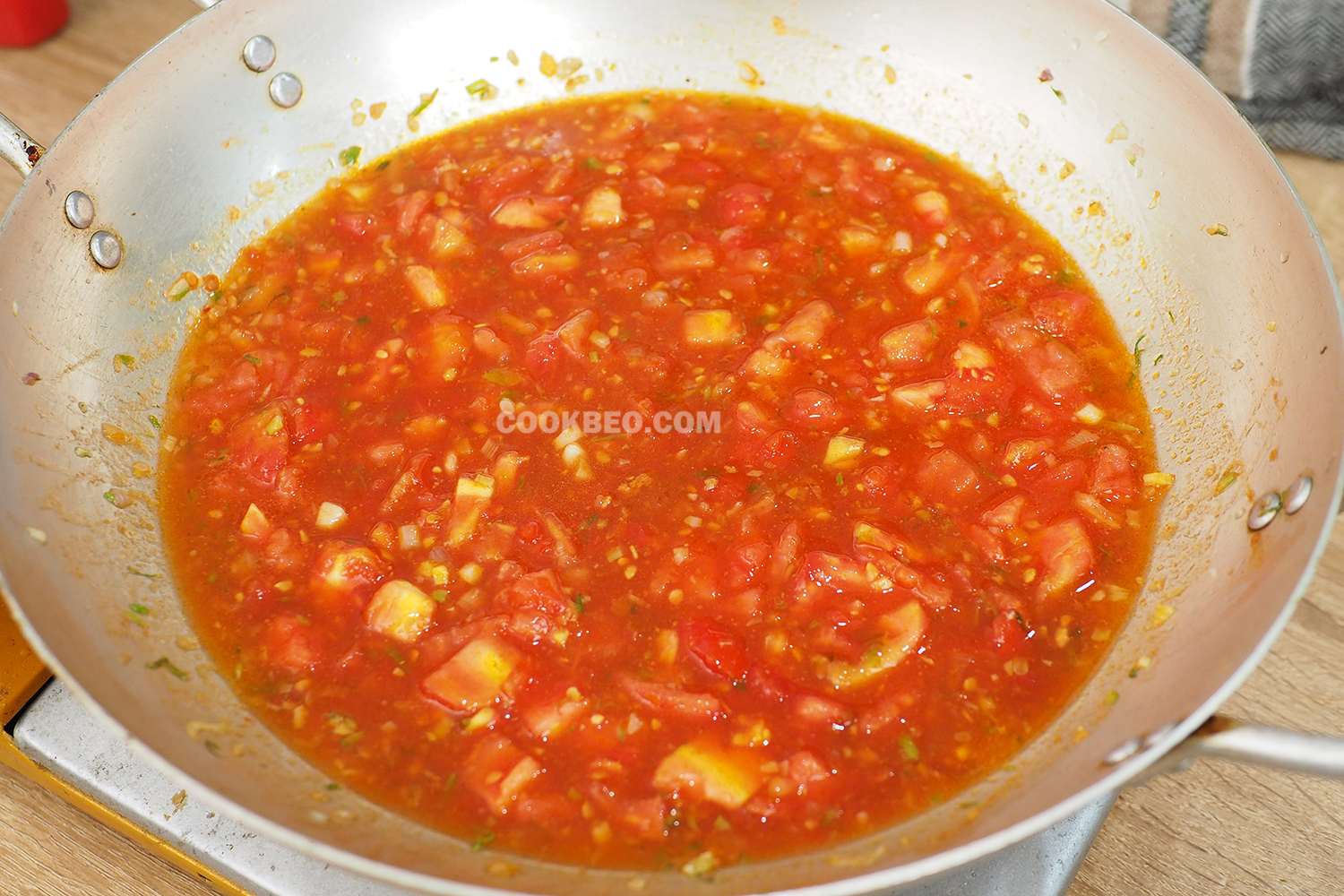 Nấu nước sốt cà chua để kho cá ngừ