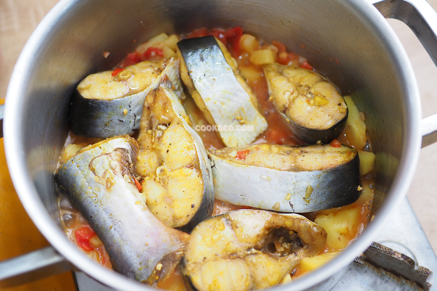 Cho cá basa vào khi cà chua và dứa đã sánh mềm
