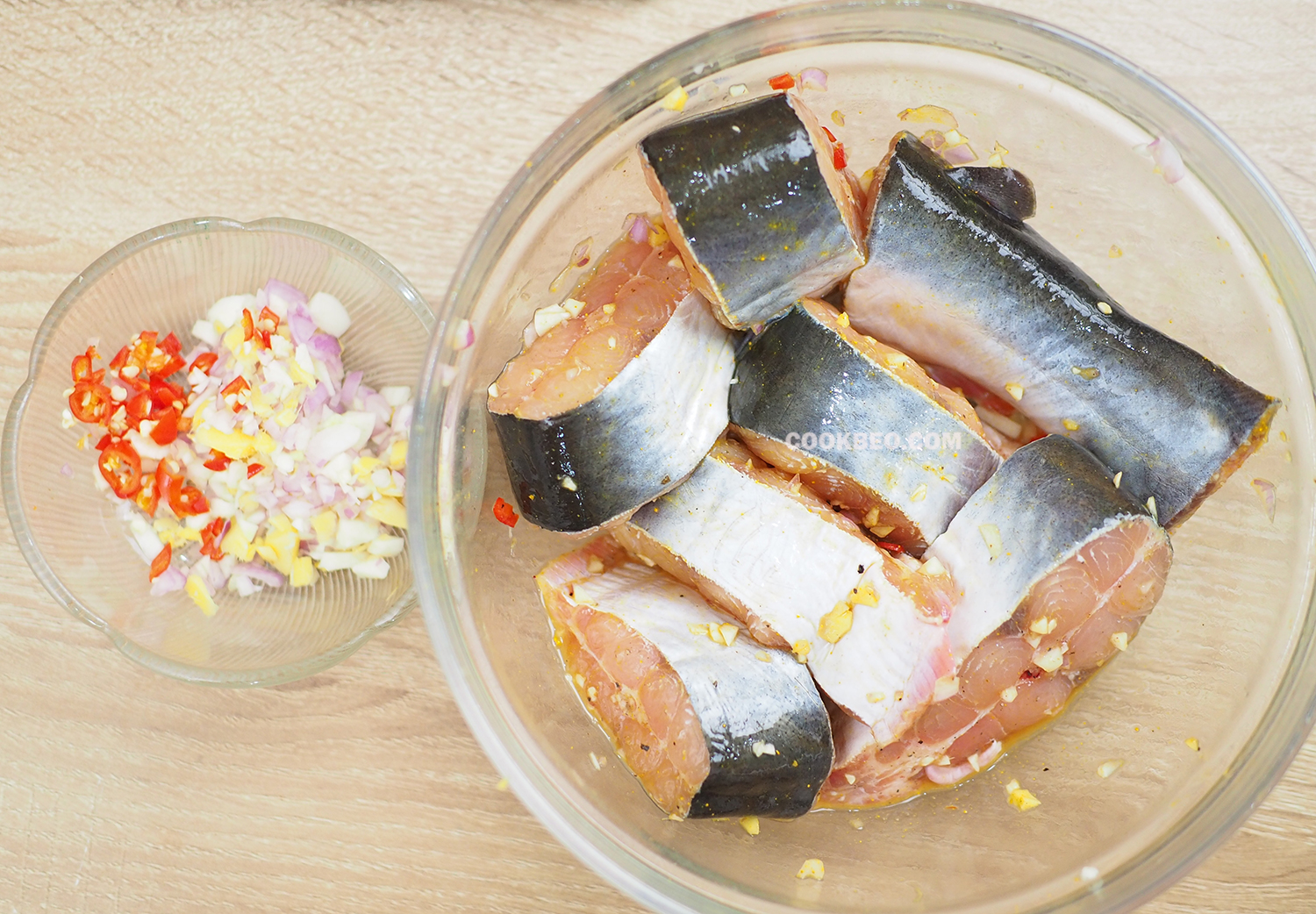 Cho ít hành tỏi gừng và ớt, bột nghệ ướp thêm cùng cá basa cho thơm