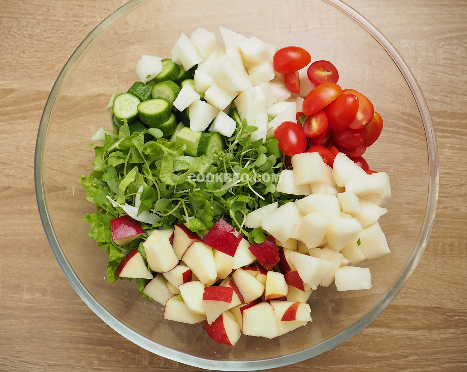 Sơ chế các nguyên liệu để làm salad rau mầm
