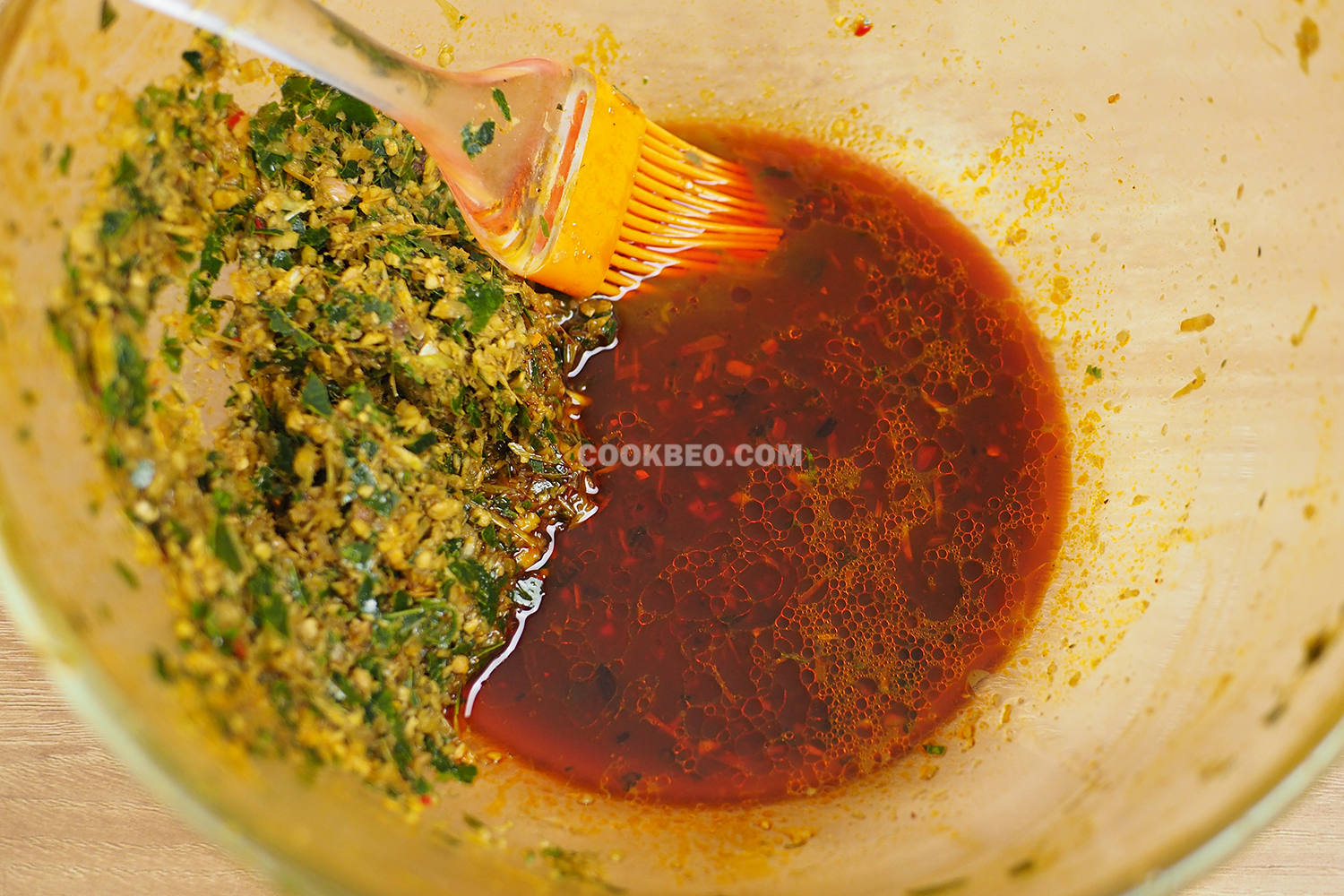 Pha thêm dầu hào, mật ong và dầu màu điều để phết lên vịt ở lần nướng cuối cùng cho vịt bật màu