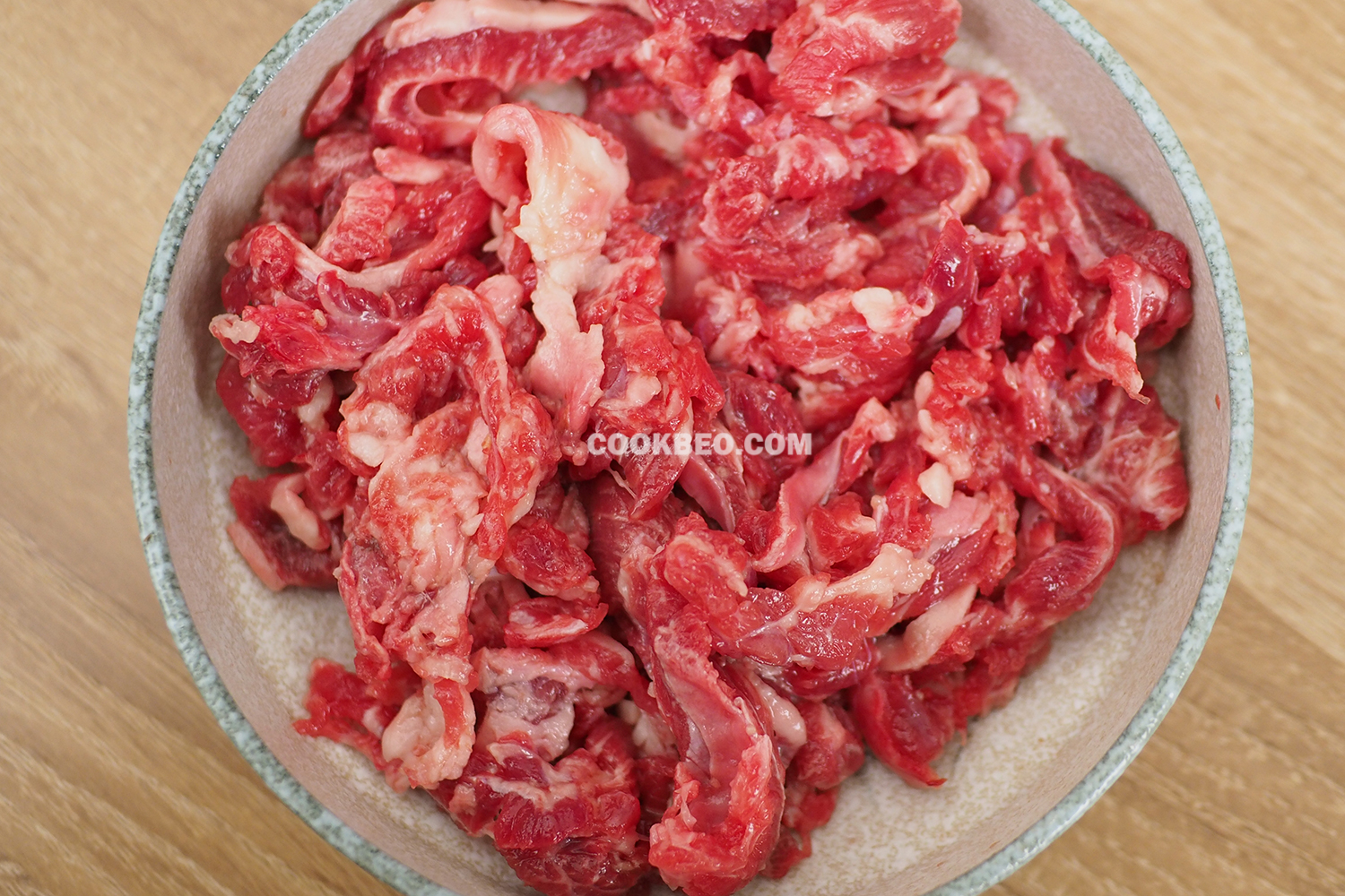 Thịt bò dùng phần diềm thăn, ướp cùng với chút gia vị trước khi xào