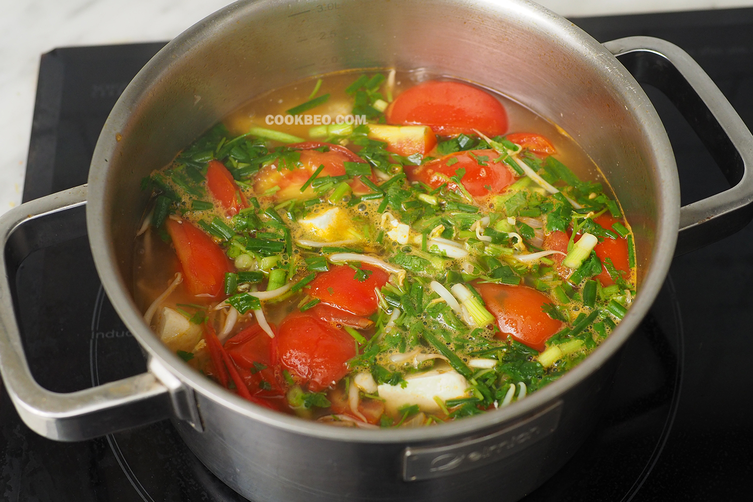Nấu canh đậu phụ cà chua