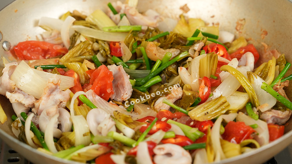 xào dồi trường với dưa cải chua