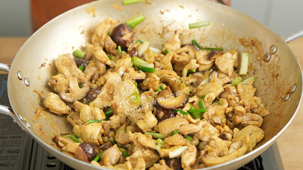 xào thịt gà với nấm hương