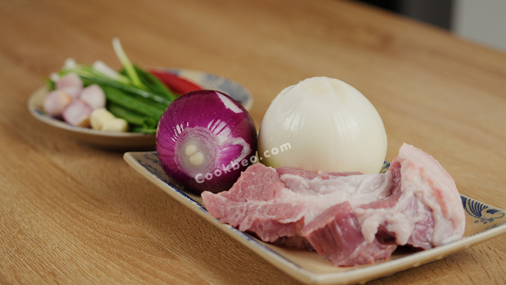 Nguyên liệu làm thịt ba chỉ xào hành tây