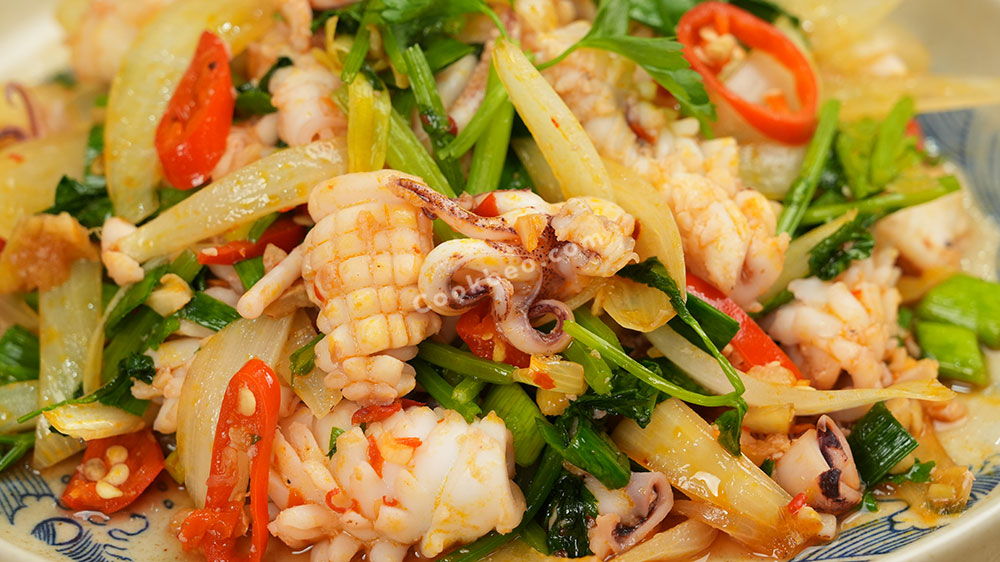 món mực xào cần tỏi